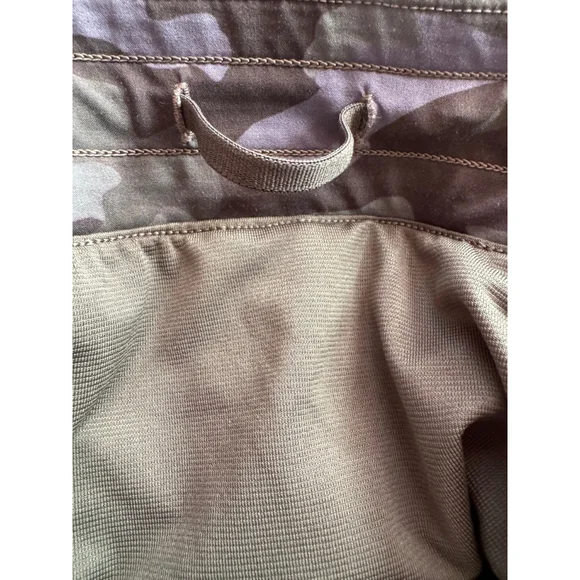 Lululemon Hotty hot 2.5 shorts - Picture 5 of 7
